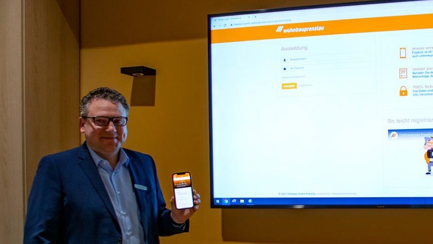 Geschäftsführer René Stüpmann zeigt Onlineservice Friedrich