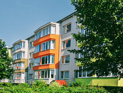 Bild 2 zum Mietangebot Großzügiges Wohnzimmer mit Erker.