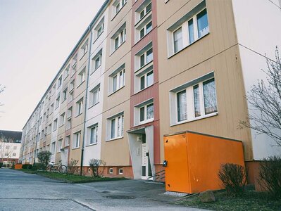 Bild 2 zum Mietangebot Erstbezug nach Sanierung - im Erdgeschoss mit Balkon.